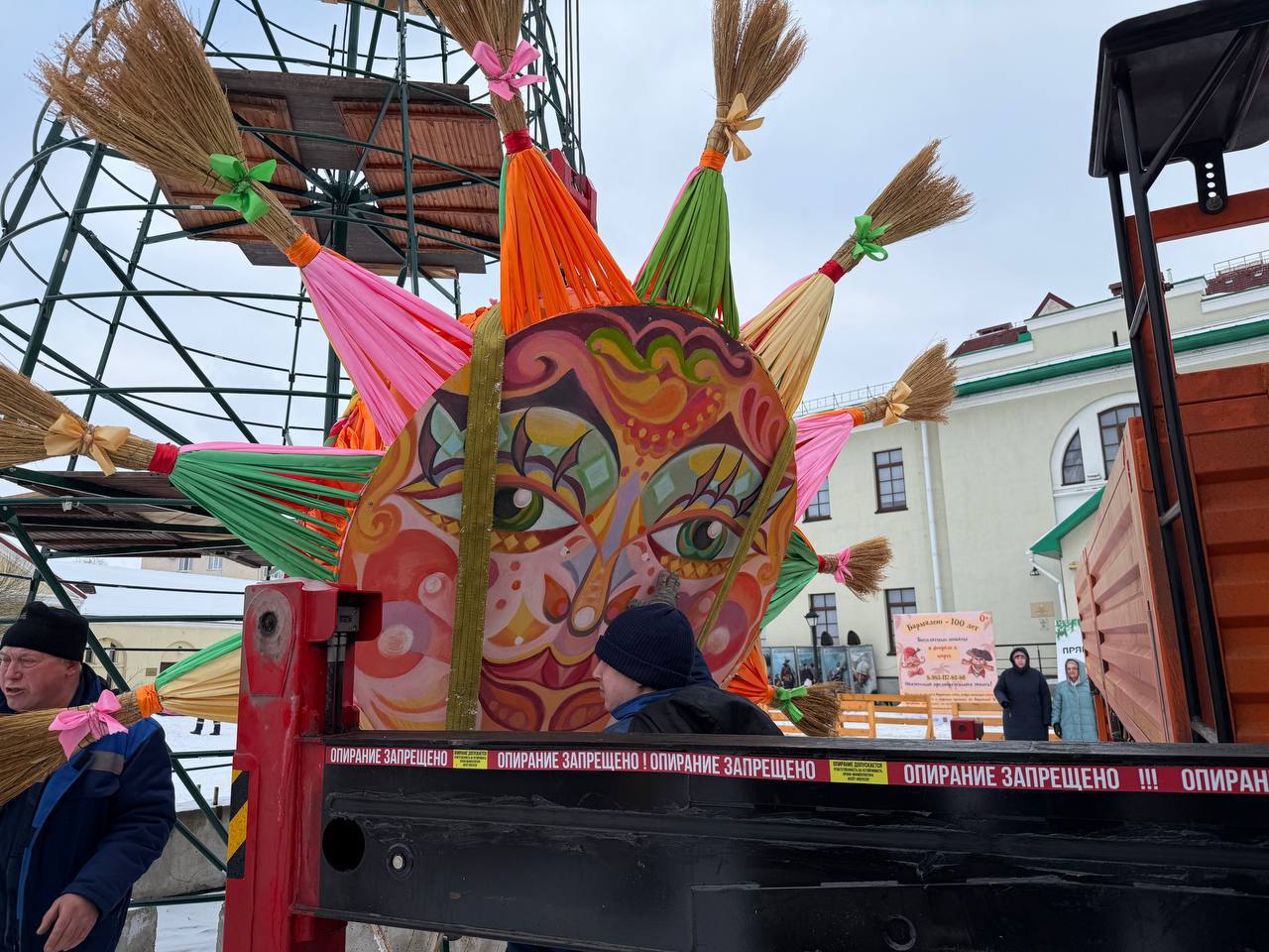 В Омской крепости наряжают 16,5метровое чучело Масленицы к праздничным гуляниям