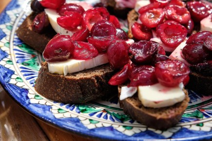 Открытая закуска, которая удивит вас: брускетта с черешней и камамбером