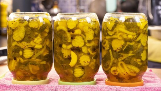 Незаменимый рецепт маринованных огурцов с куркумой на зиму