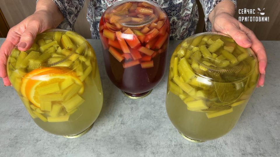 Три незабывимых рецепта компотов из ревеня на зиму