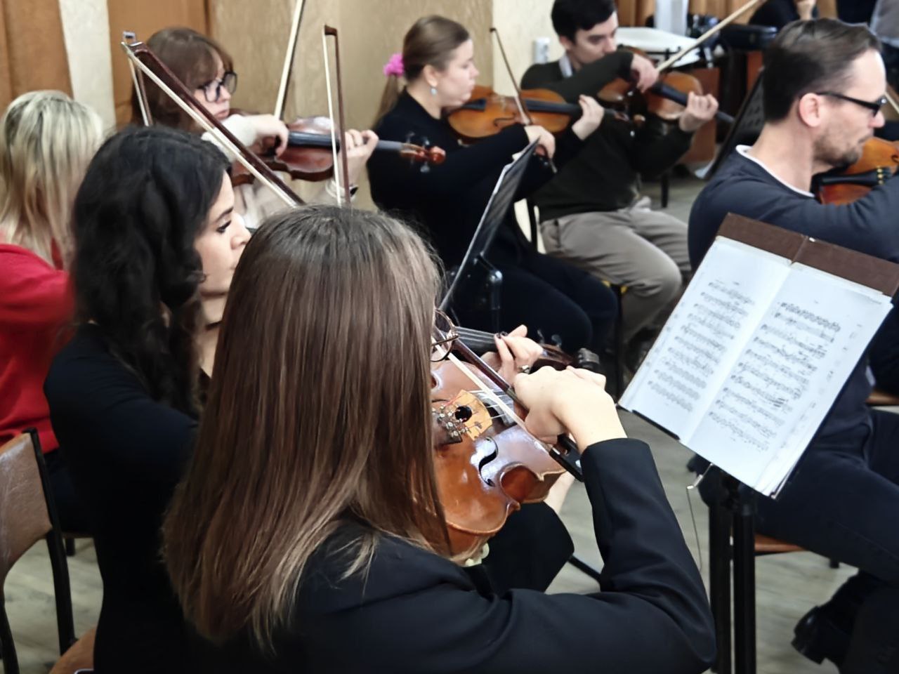 Сегодня - 21 февраля в 19.00 в Концертном зале музыканты Омского губернаторского камерного оркестра откроют мир «Нового звучания» – художественный мир композиторов XX века, чье творчество отразило переломный момент в истории... Сегодня - 21 февраля в 19.00 в Концертном зале музыканты Омского губернаторского камерного оркестра откроют мир «Нового звучания» – художественный мир композиторов XX века, чье творчество отразило переломный момент в истории...