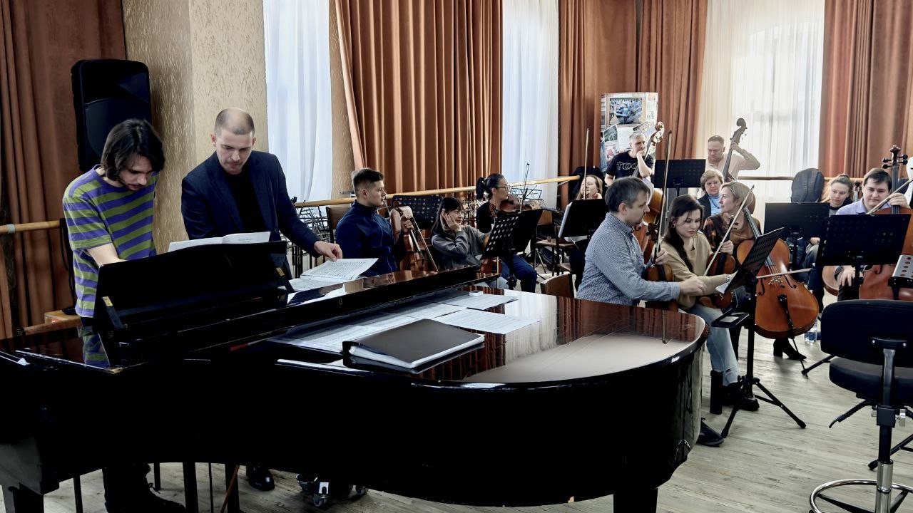 Сегодня - 21 февраля в 19.00 в Концертном зале музыканты Омского губернаторского камерного оркестра откроют мир «Нового звучания» – художественный мир композиторов XX века, чье творчество отразило переломный момент в истории... Сегодня - 21 февраля в 19.00 в Концертном зале музыканты Омского губернаторского камерного оркестра откроют мир «Нового звучания» – художественный мир композиторов XX века, чье творчество отразило переломный момент в истории...