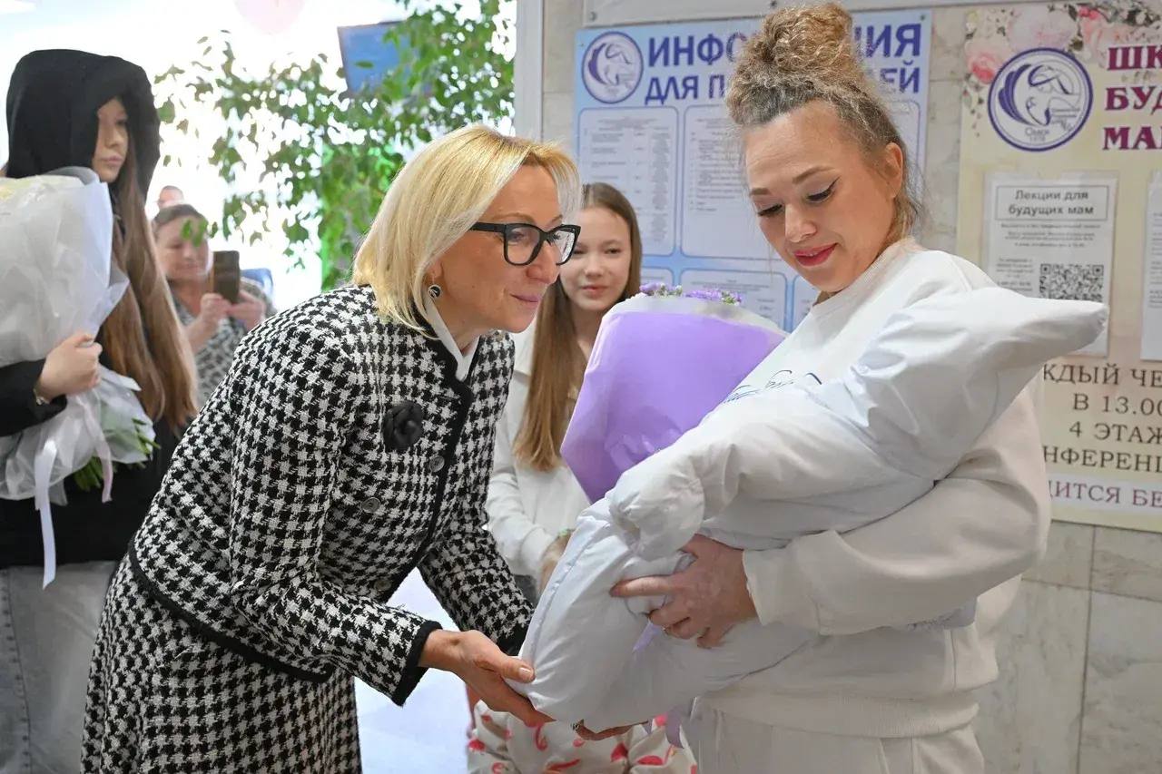 В преддверии Дня защитника Отечества Ирина Варнавская поздравила с выпиской из роддома супругу участника СВО