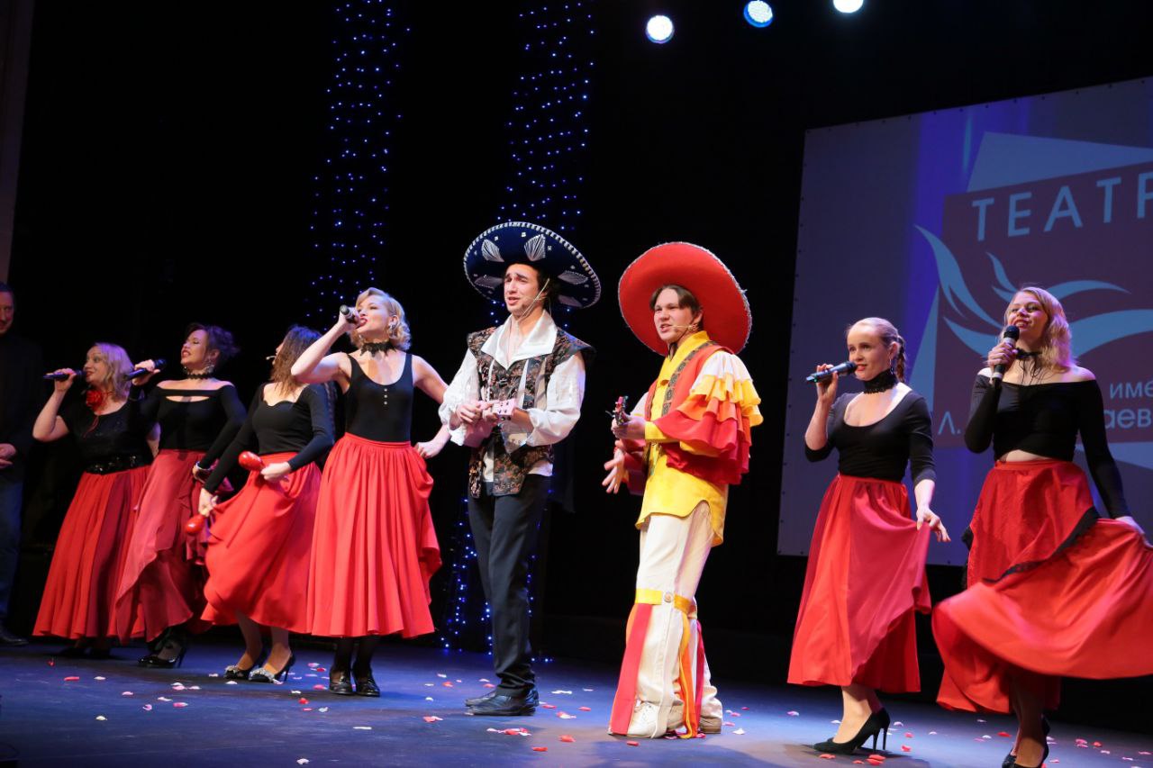 Ермолаевцам 35!. Городскому драматическому театру имени Л.Ермолаевой исполнилось 35 лет и в честь дня рождения в театре прошел праздничный вечер "35 лет с Любовью..." И не случайно слово "Любовь" с большой буквы: в нем не... Ермолаевцам 35!. Городскому драматическому театру имени Л.Ермолаевой исполнилось 35 лет и в честь дня рождения в театре прошел праздничный вечер "35 лет с Любовью..." И не случайно слово "Любовь" с большой буквы: в нем не...