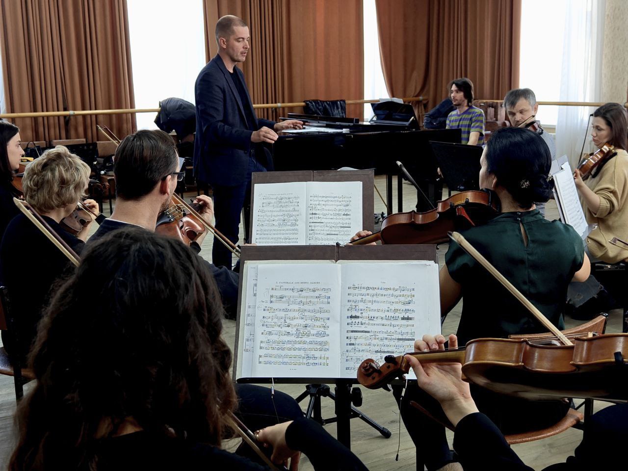 Сегодня - 21 февраля в 19.00 в Концертном зале музыканты Омского губернаторского камерного оркестра откроют мир «Нового звучания» – художественный мир композиторов XX века, чье творчество отразило переломный момент в истории... Сегодня - 21 февраля в 19.00 в Концертном зале музыканты Омского губернаторского камерного оркестра откроют мир «Нового звучания» – художественный мир композиторов XX века, чье творчество отразило переломный момент в истории...