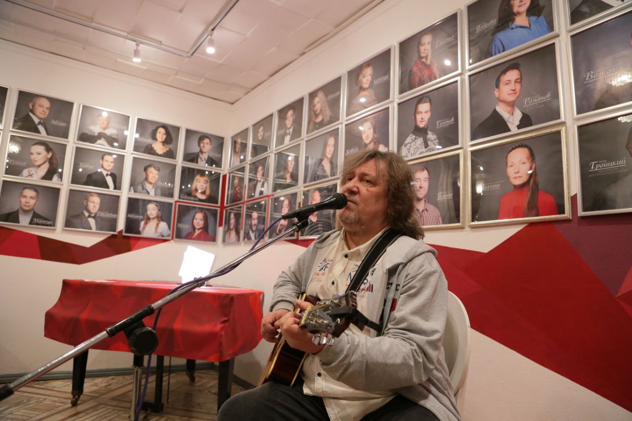 Ермолаевцам 35!. Городскому драматическому театру имени Л.Ермолаевой исполнилось 35 лет и в честь дня рождения в театре прошел праздничный вечер "35 лет с Любовью..." И не случайно слово "Любовь" с большой буквы: в нем не...