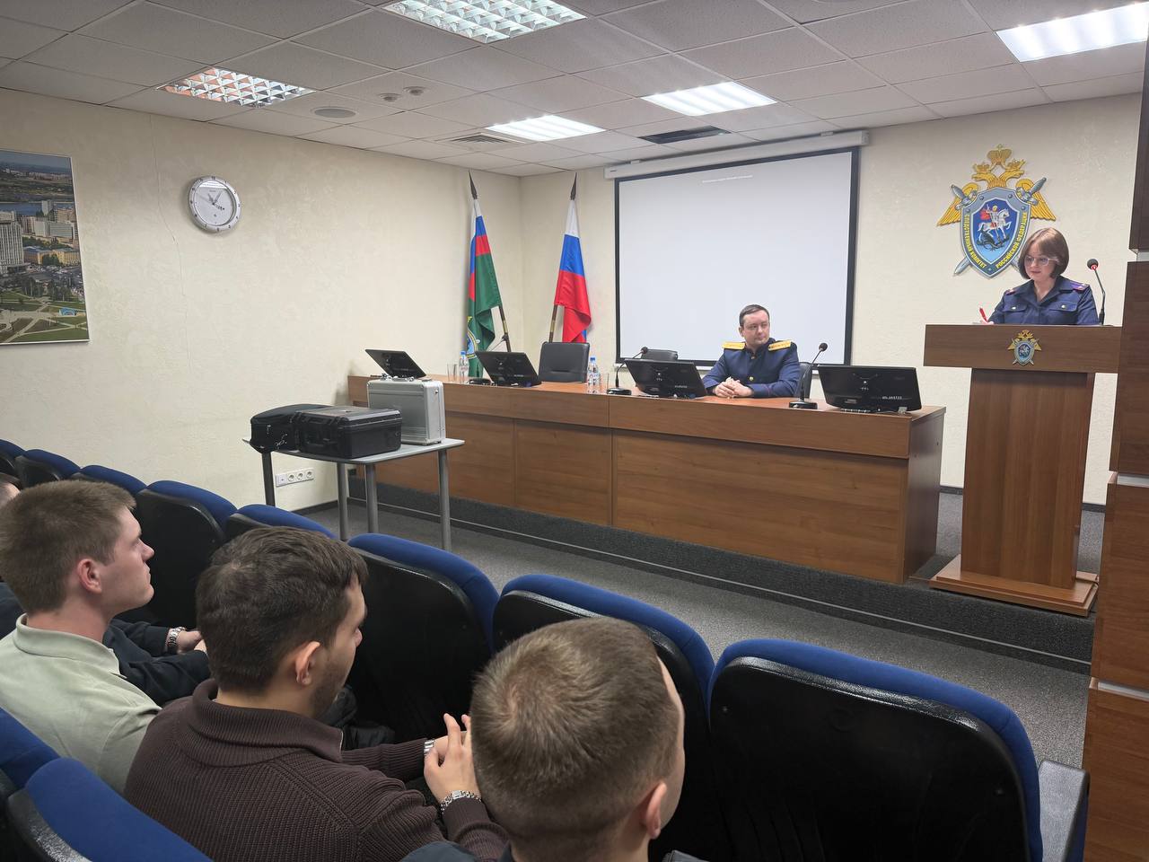 Сотрудники следственного управления в целях популяризации профессии следователя провели профориентационную встречу со студентами Сибирского юридического университета