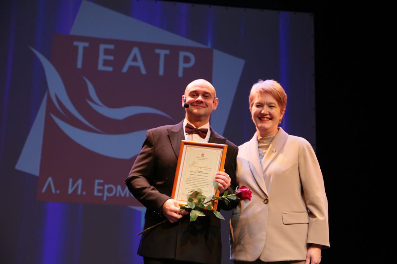 Ермолаевцам 35!. Городскому драматическому театру имени Л.Ермолаевой исполнилось 35 лет и в честь дня рождения в театре прошел праздничный вечер "35 лет с Любовью..." И не случайно слово "Любовь" с большой буквы: в нем не... Ермолаевцам 35!. Городскому драматическому театру имени Л.Ермолаевой исполнилось 35 лет и в честь дня рождения в театре прошел праздничный вечер "35 лет с Любовью..." И не случайно слово "Любовь" с большой буквы: в нем не...