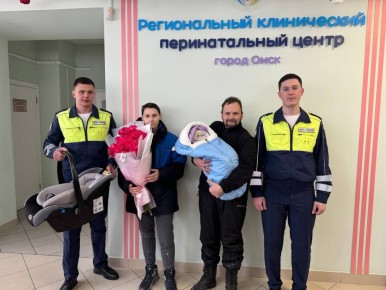 В Омске сотрудники Госавтоинспекции посетили семью, которой несколько дней назад помогли добраться до роддома