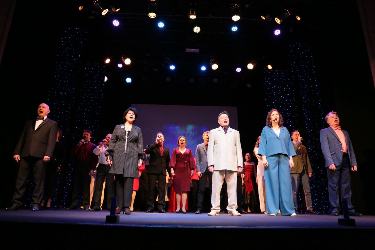 Ермолаевцам 35!. Городскому драматическому театру имени Л.Ермолаевой исполнилось 35 лет и в честь дня рождения в театре прошел праздничный вечер "35 лет с Любовью..." И не случайно слово "Любовь" с большой буквы: в нем не... Ермолаевцам 35!. Городскому драматическому театру имени Л.Ермолаевой исполнилось 35 лет и в честь дня рождения в театре прошел праздничный вечер "35 лет с Любовью..." И не случайно слово "Любовь" с большой буквы: в нем не...