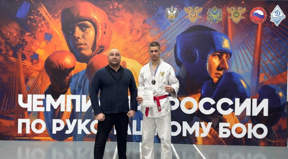 Воспитанник омского клуба «Десантник» Илья Иващенко стал серебряным призером чемпионата России по рукопашному бою, который прошел во Владивостоке