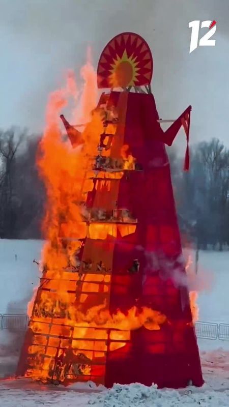 В Омске на Зелёном острове сожгли 16-метровое чучело Масленницы