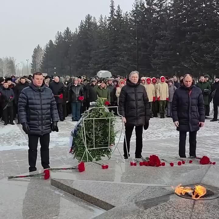 Виталий Хоценко возложил цветы к мемориалам в парке Победы