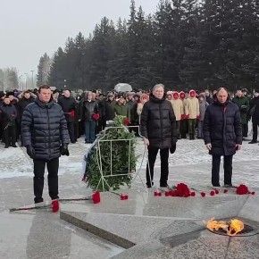 Виталий Хоценко возложил цветы к мемориалам в парке Победы