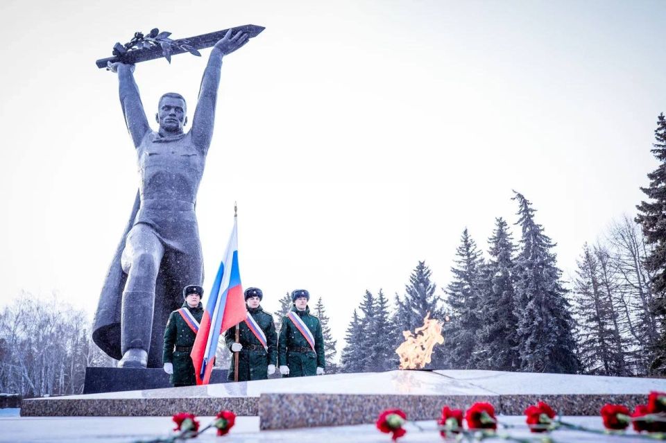В День защитника Отечества традиционно возложили цветы к памятникам Матери-сибирячки с сыном и Солдату-победителю в парке Победы