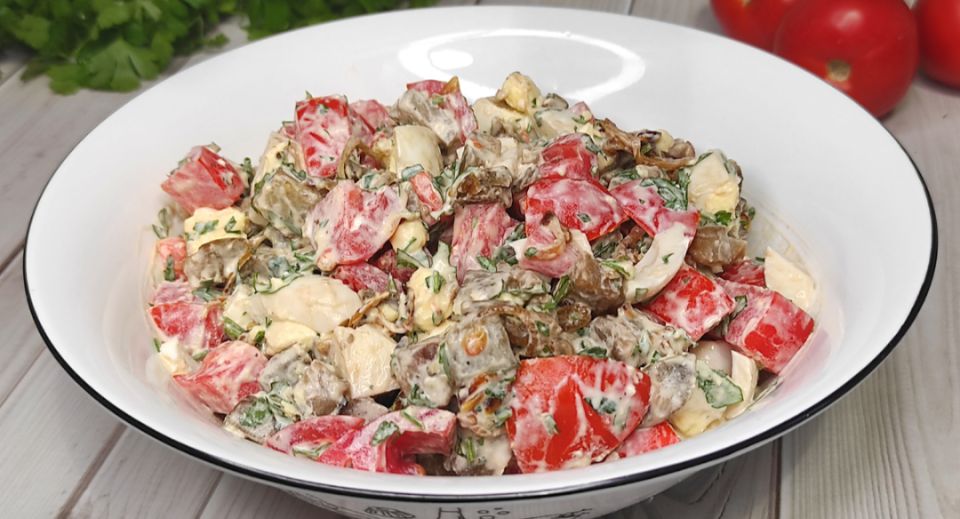 Восхитительный салат с жареными баклажанами: идеальное блюдо для овощных гурманов