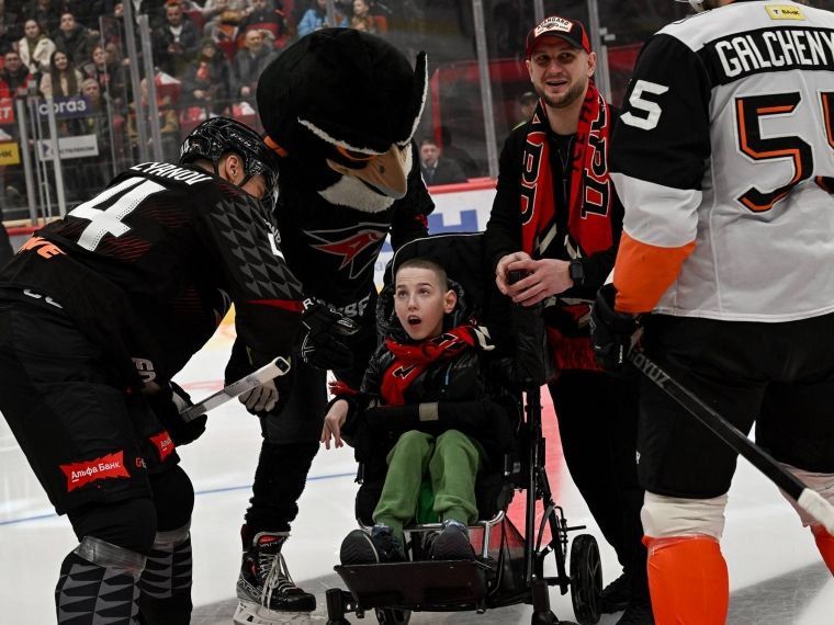 Юный болельщик «Авангарда» исполнил мечту и вышел на лёд G-Drive Арены