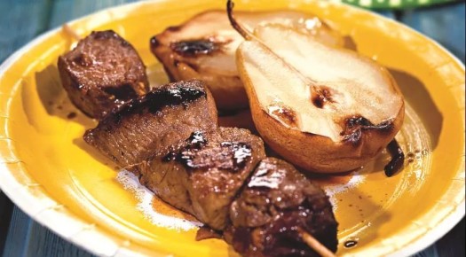 Необычный шашлык: говядина с грушами для пикника и не только