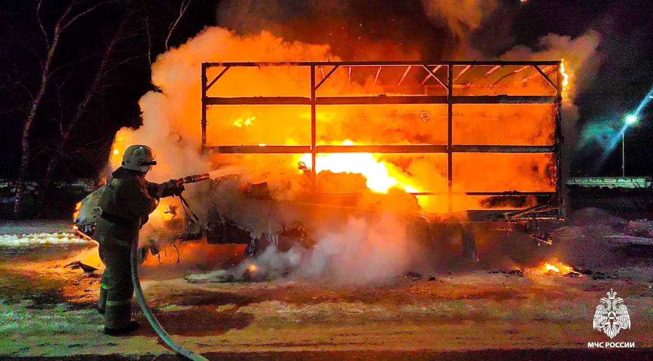 Ночью в Омском районе загорелся грузовик