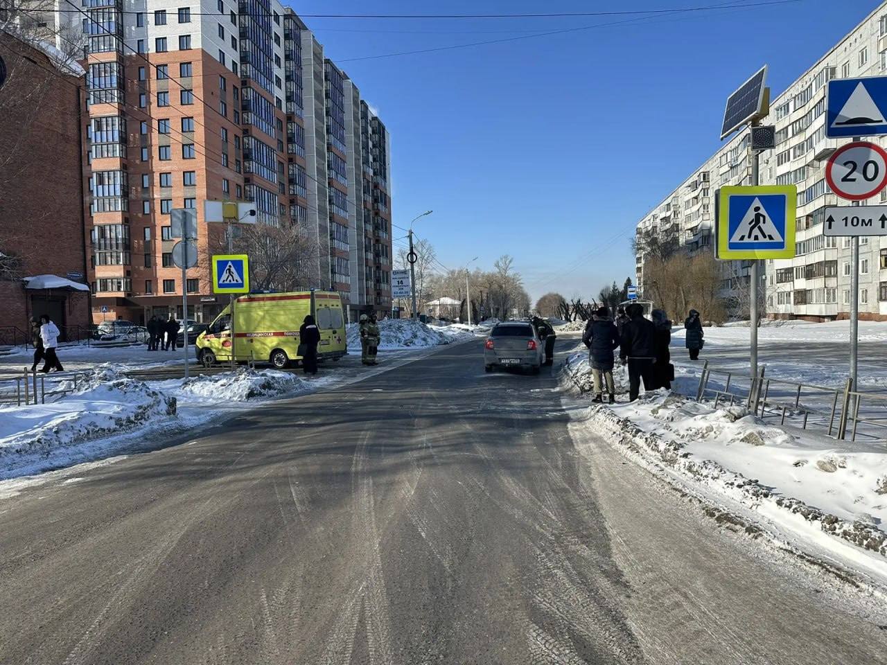 В Омске на пешеходном переходе водитель сбил двух молодых людей