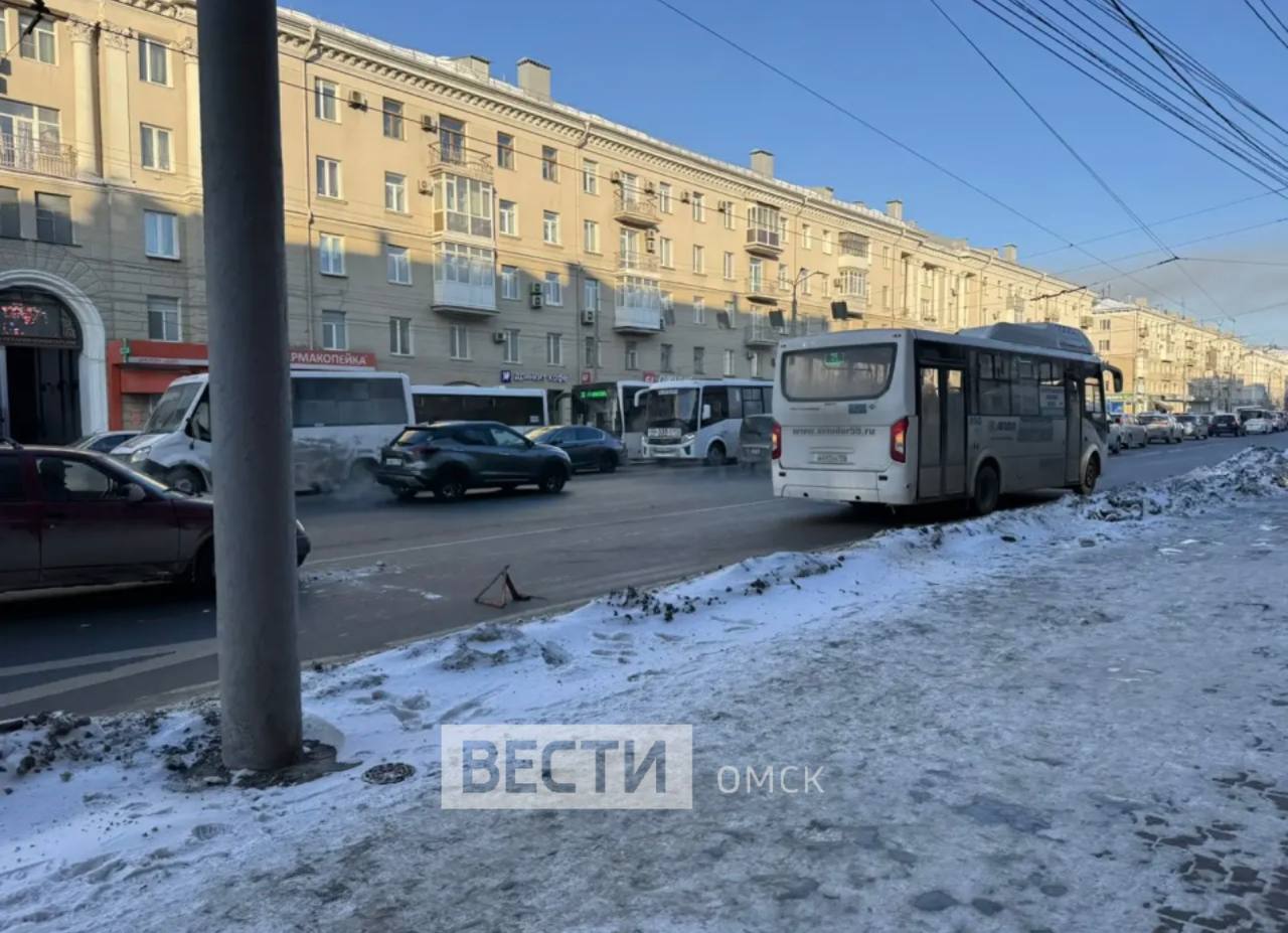 Центр Омска сковала огромная пробка