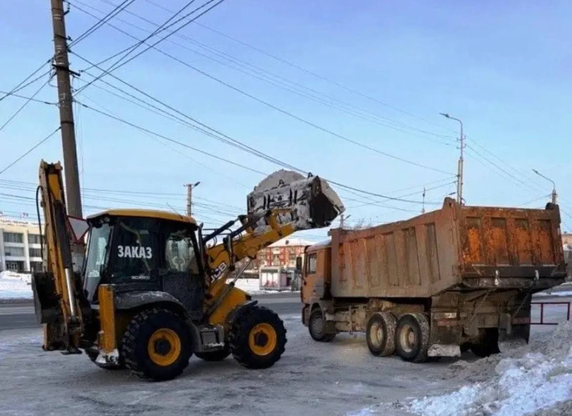 Предприятия сферы торговли Советского округа ведут работы по уборке снега