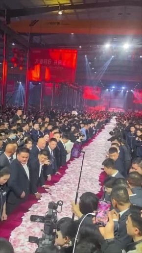 В Китае босс разложил $26 млн по столам и сказал: «Берите, сколько унесёте»