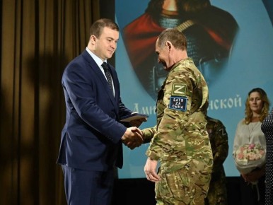 Виталий Хоценко вручил медали «Отец солдата» 30 омичам