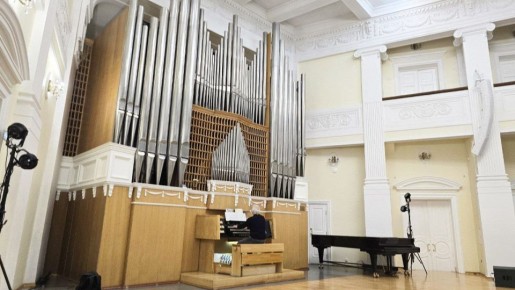 Один из самых авторитетных интерпретаторов старинной музыки — итальянский органист, клавесинист, дирижёр и педагог Лоренцо Гьельми выступает сегодня в Культурной столице