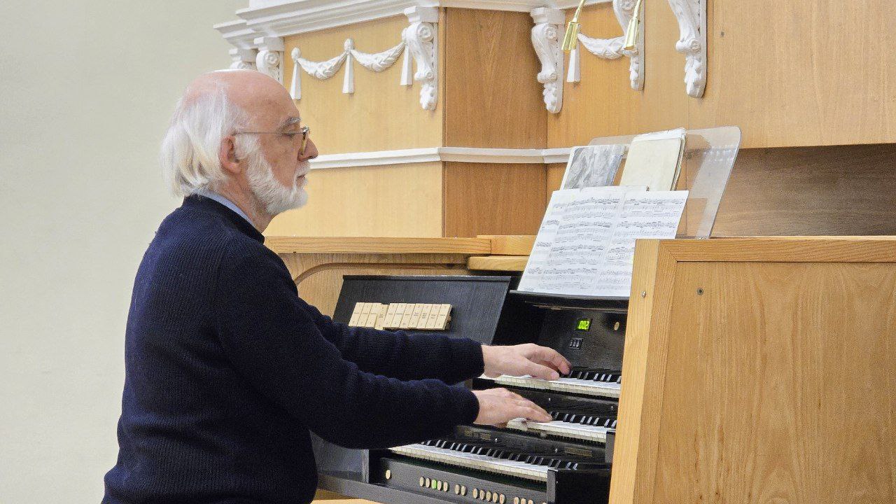 Один из самых авторитетных интерпретаторов старинной музыки — итальянский органист, клавесинист, дирижёр и педагог Лоренцо Гьельми выступает сегодня в Культурной столице Один из самых авторитетных интерпретаторов старинной музыки — итальянский органист, клавесинист, дирижёр и педагог Лоренцо Гьельми выступает сегодня в Культурной столице