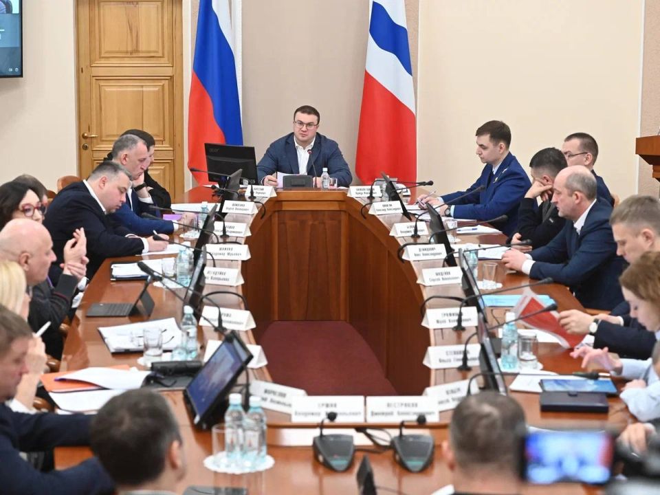 Виталий Хоценко: На строительном штабе рассмотрели два важных объекта в Омске - ТЮЗ и мост имени 60-летия ВЛКСМ