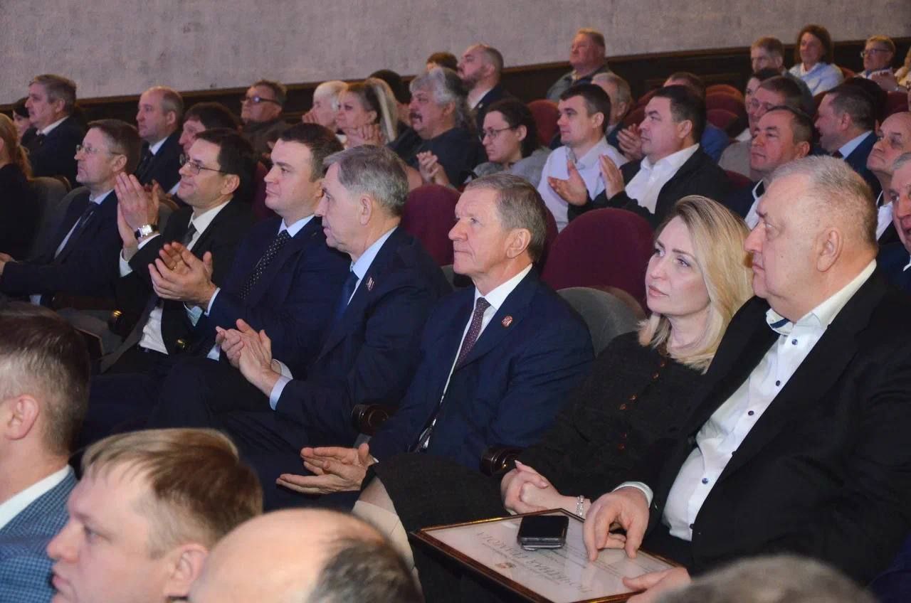 Губернатор Виталий Хоценко наградил сотрудников «Омскгазстройэксплуатации» за вклад в газификацию и повышение качества жизни омичей Губернатор Виталий Хоценко наградил сотрудников «Омскгазстройэксплуатации» за вклад в газификацию и повышение качества жизни омичей