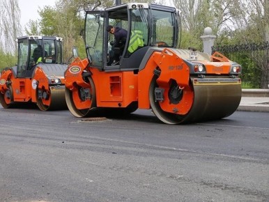 Виталий Хоценко поручил готовить технику к ямочному ремонту и чистить ливневки до паводка