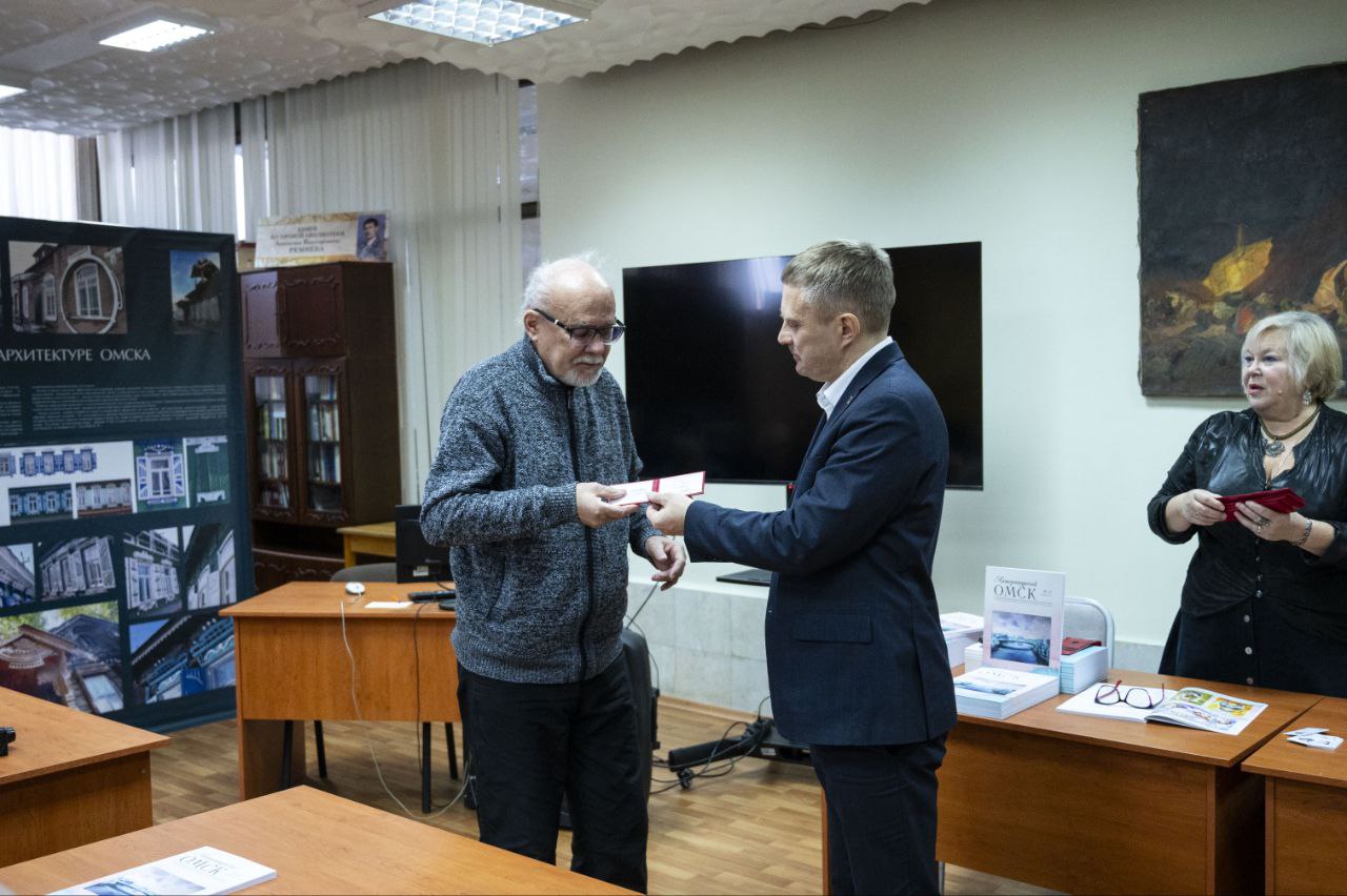 Принял участие в презентации нового номера журнала "Литературный Омск", который много лет издается при поддержке Минкультуры региона Принял участие в презентации нового номера журнала "Литературный Омск", который много лет издается при поддержке Минкультуры региона