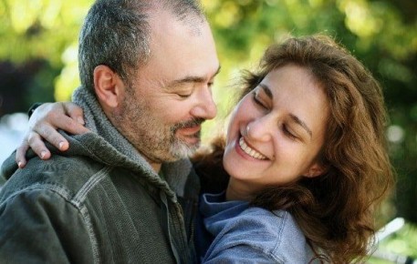 Как разница в возрасте влияет на счастливые отношения