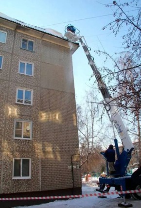 На Левобережье проходит работа по очистке крыш многоквартирных домов