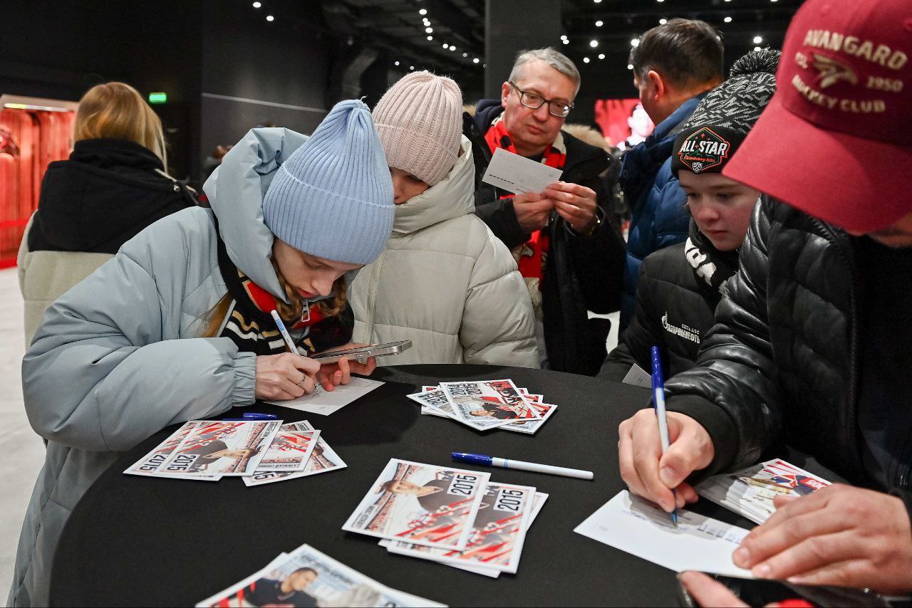 Почта России и ХК «Авангард» подарили омичам 3 000 уникальных открыток