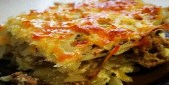 Удивительное сочетание картофеля и фарша: запеканка с пикантным соусом