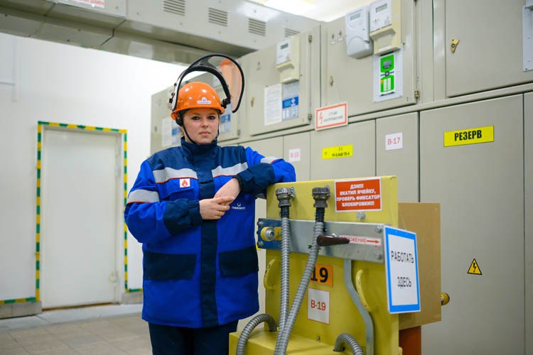 ХРУПКАЯ СИЛА. Электромонтер «Транснефть – Западная Сибирь» Юлия ДМИТРИЕВА 20 лет в «неженской» профессии