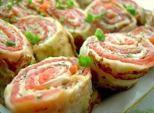 Нежные роллы из блинов с семгой: рецепт для праздника