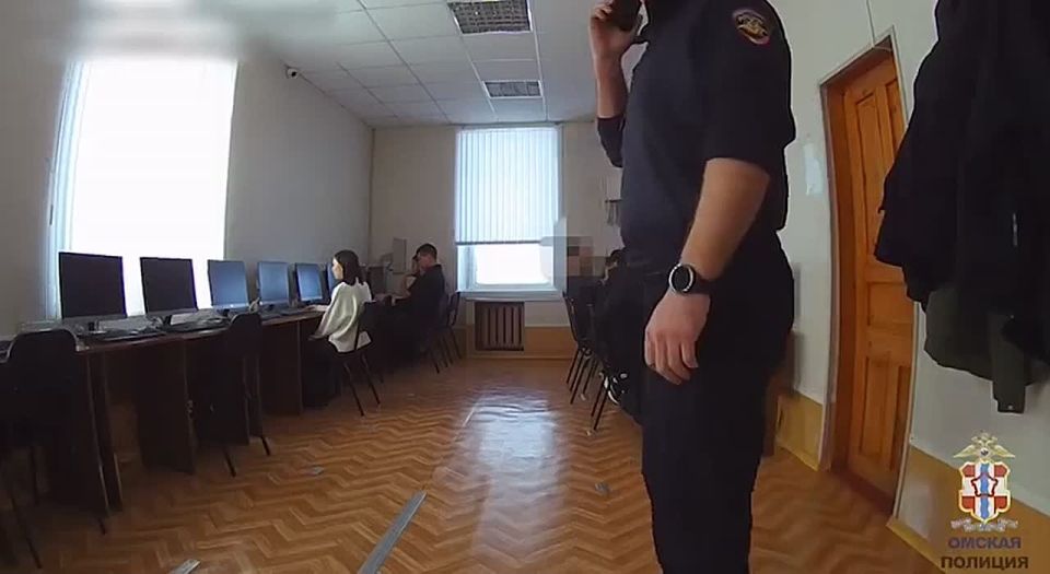 В отделении Госавтоинспекции ОМВД России по Калачинскому району в ходе проведения теоретического экзамена на значение Правил дорожного движения инспектор обратил внимание на одного из кандидатов – жителя Калачинского района:...