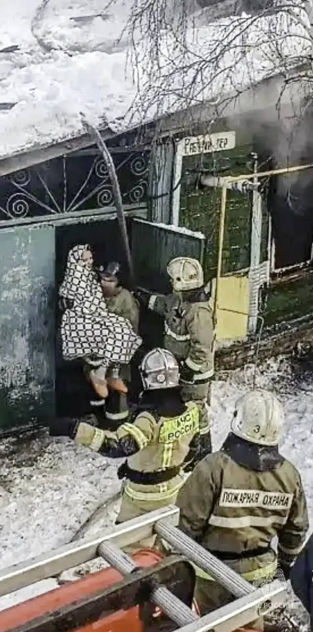 Пожар в Ленинском округе: спасатели вытащили женщину и животных Пожар в Ленинском округе: спасатели вытащили женщину и животных