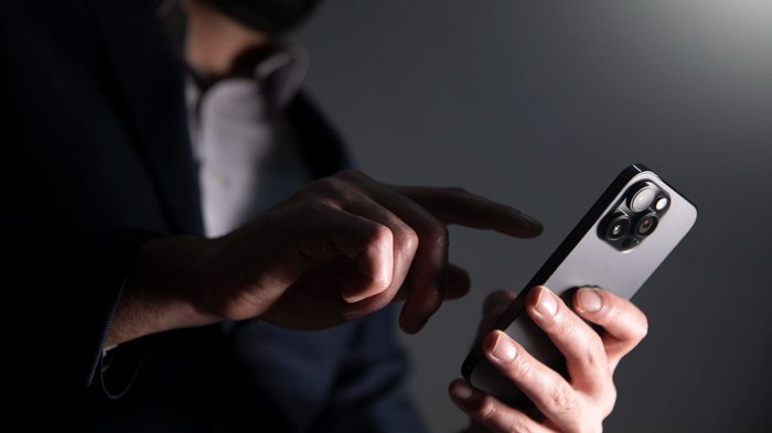 Омича будут судить за хитрую схему с дорогущим телефоном