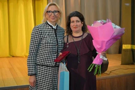 Министр труда и социального развития Омской области Ирина Варнавская вручила награду «Материнская слава» многодетной маме Елене Багаудиновой