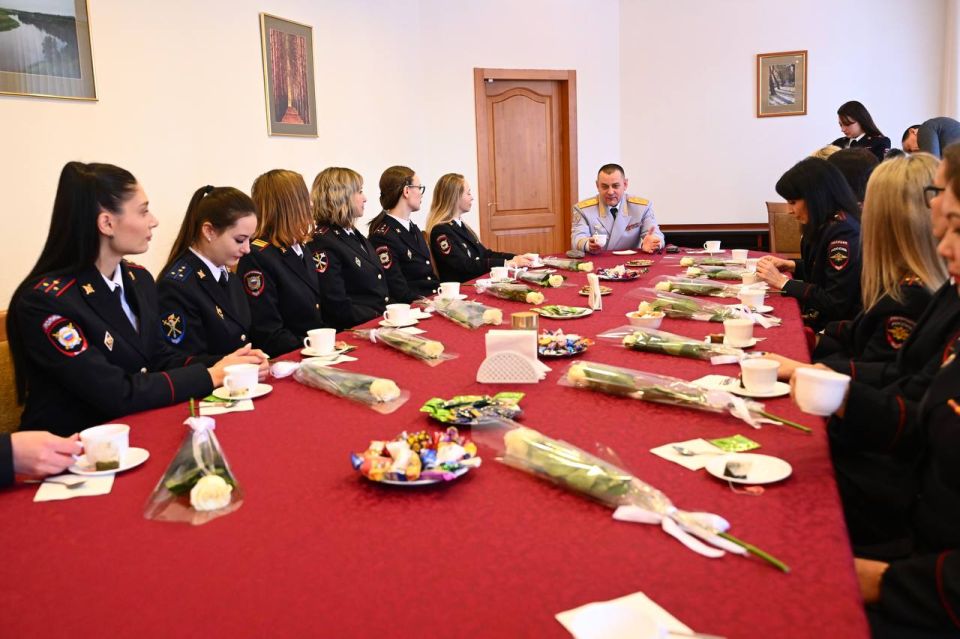 В преддверии Международного женского дня – праздника женской красоты, улыбок, цветов и солнца – начальник УМВД России по Омской области генерал-майор полиции Вадим Болотов встретился с сотрудницами региональной полиции...