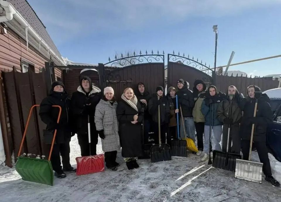 В Октябрьском округе «Снежный десант» помог убрать снег семье участника СВО