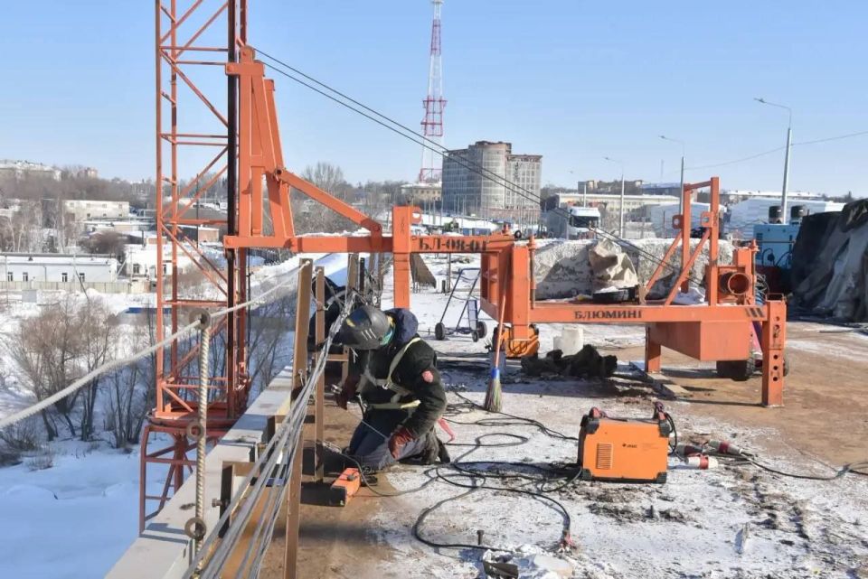 Капитальный ремонт моста им. 60 лет ВЛКСМ идёт в две смены