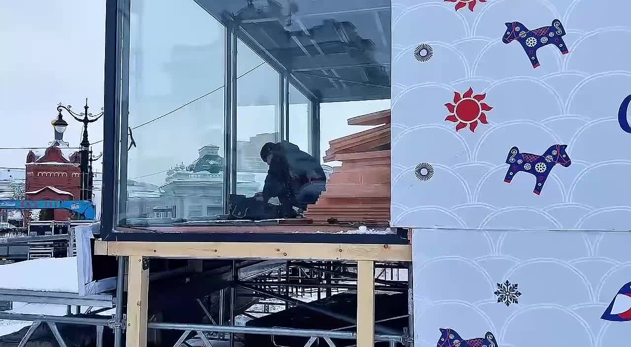 В Омске на Любинском проспекте начали разбирать сцену