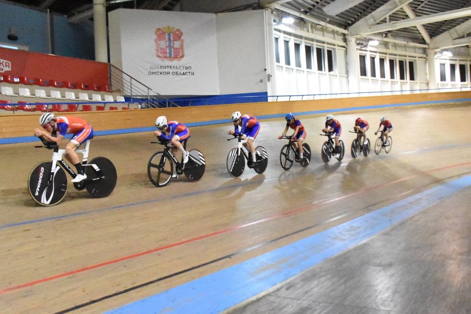 Триумф в Омске: Артем Шестаков и Марина Иванцова – главные герои велотрека!
