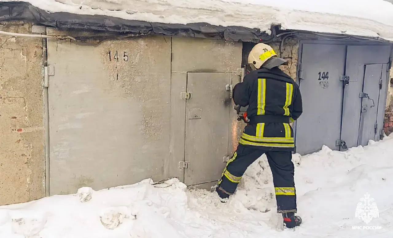 В Омске произошел пожар в гараже: огонь не успел перекинуться на соседние постройки